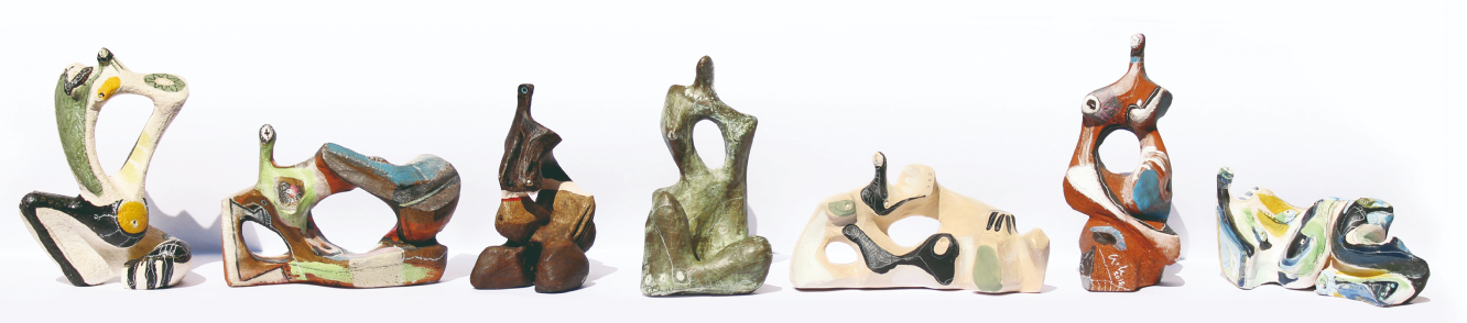 Gruppe von kleinen Skulpturen aus Ton, gebrannt und bemalt